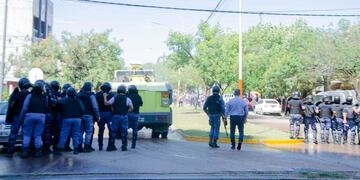 La Policía del Chaco avanza contra los manifestantes junto a los camiones hidrantes.