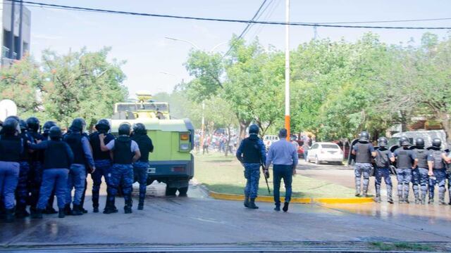 La Policía del Chaco avanza contra los manifestantes junto a los camiones hidrantes.
