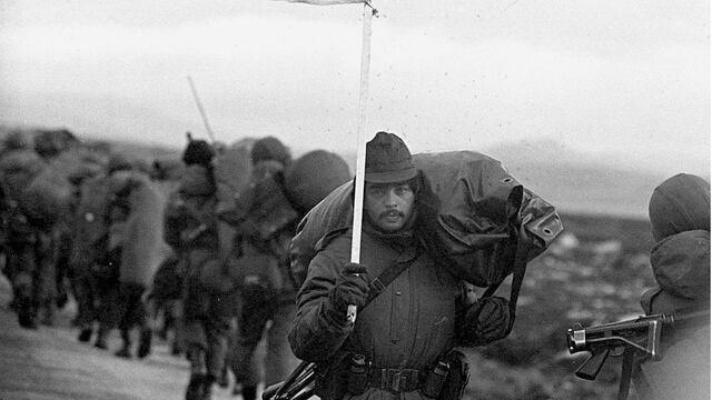 Malvinas 1982. Tropas argentinas en Puerto Argentino.