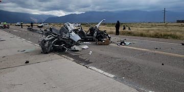 El impactante y trágico choque tuvo lugar este sábado al mediodía, cuando el auto que era conducido por un soldado impactó de frente contra una camioneta en la ruta 7, a la altura de la Destilería. Foto; Los Andes.