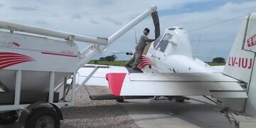 Carga de avión con semillas para siembra