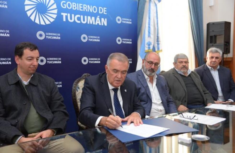 Jaldo firmó convenios por $925 millones para pozos de agua potable