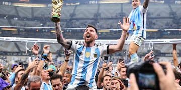 Lionel Messi celebra con la Copa del Mundo en sus manos. El momento más esperado. (Tom Weller/dpa)