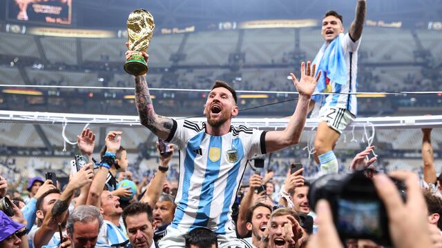 Lionel Messi celebra con la Copa del Mundo en sus manos. El momento más esperado. (Tom Weller/dpa)