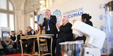 185 familias emprendedoras recibieron herramientas, maquinaria y apoyo financiero. “Ese superávit vuelve al servicio de la gente”, afirmó el gobernador.