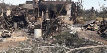 Una casa fue alcanzada por las voraces llamas.