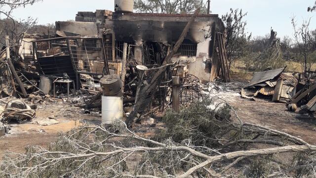 Una casa fue alcanzada por las voraces llamas.