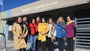 Integrantes del Ce.M.D.I.C (Centro Municipal de Desarrollo Comunitario) de Campo Verde, recibieron en el NIDO del barrio a la subsecretaria de Desarrollo Humano del municipio, Daniela Amerisse (izq.) y la disertante, Mariana Siles (centro).