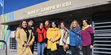 Integrantes del Ce.M.D.I.C (Centro Municipal de Desarrollo Comunitario) de Campo Verde, recibieron en el NIDO del barrio a la subsecretaria de Desarrollo Humano del municipio, Daniela Amerisse (izq.) y la disertante, Mariana Siles (centro).