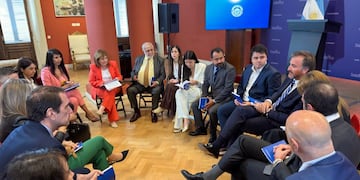 Patricia Bullrich junto a los senadores que integrarán el nuevo bloque de La Libertad Avanza