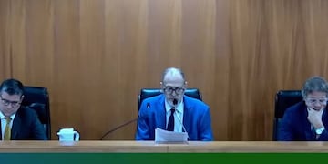 El juez Rodolfo Zvala leyó la sentencia del juicio por el homicidio del taxista Mario Esusy en Rosario.