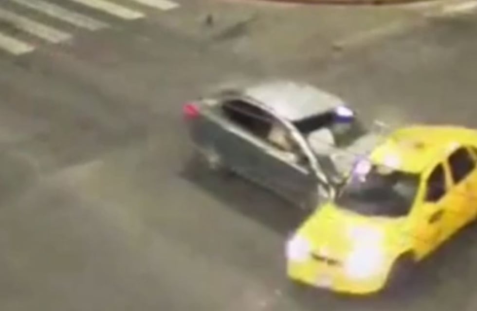 Video: en Córdoba, pasó un semáforo en rojo y chocó contra un taxi con pasajeros
