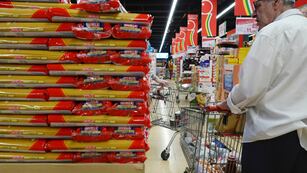 Inflación: se desacelera pero baja el consumo (AP Foto/Luca Bruno, File)