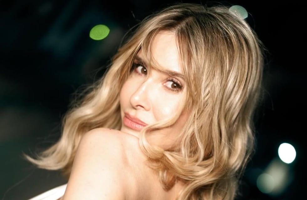 Guillermina Valdés dio cátedra de estilo con el corte de pelo en tendencia y un vestido con el estampado de la temporada