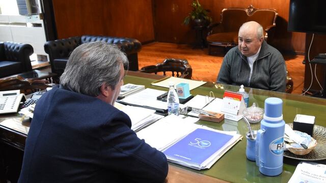 El titular del Poder Legislativo provincial, Alberto Bernis (izquierda), recibió en su despacho al obispo diocesano de Jujuy, monseñor Daniel Fernández.