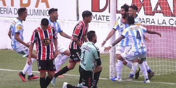 Todos los abrazos para Gastón Yabale, el ex Instituto que anotó el gol del triunfo sobre Chacarita.