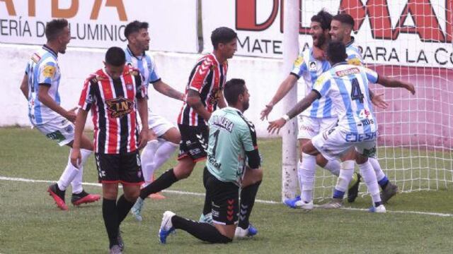 Todos los abrazos para Gastón Yabale, el ex Instituto que anotó el gol del triunfo sobre Chacarita.