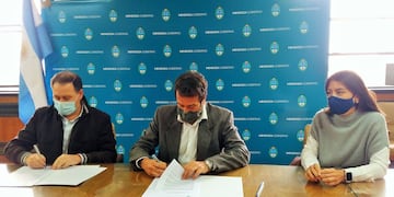 El intendente de Lavalle Roberto righi y el ministro de Planificación e Infraestructura Pública, Mario Isgro suscriben el proyecto de urbanización del barrio El Palmeral. Gentileza Gobierno de Mendoza