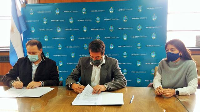 El intendente de Lavalle Roberto righi y el ministro de Planificación e Infraestructura Pública, Mario Isgro suscriben el proyecto de urbanización del barrio El Palmeral. Gentileza Gobierno de Mendoza
