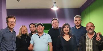 Carlos de Aparici y Mariela Ferreyra (ambos al centro) son candidatos a diputados provinciales del frente Somos Más para las elecciones del 11 de mayo en Jujuy.