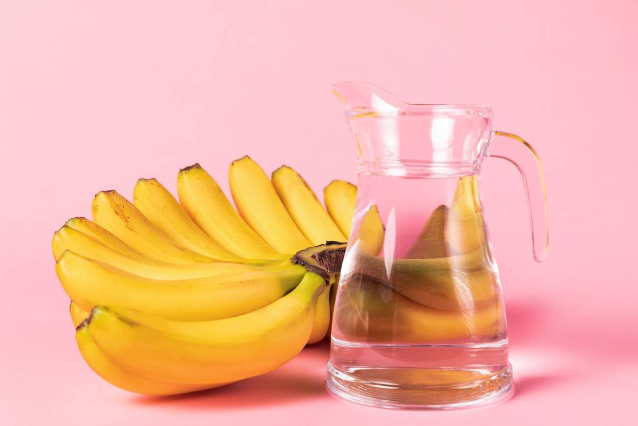 El potasio liberado fortalece la clorofila y regula la hidratación celular en las especies más sensibles al calor.