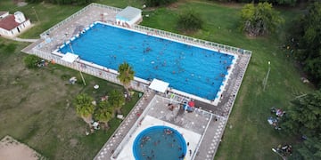 El lugar cuenta con una piscina olímpica y una más pequeña para niños y niñas.