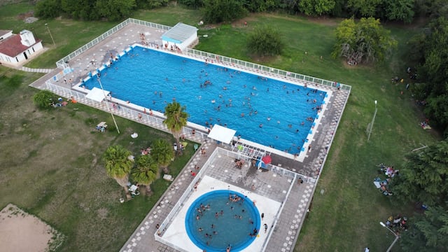 El lugar cuenta con una piscina olímpica y una más pequeña para niños y niñas.