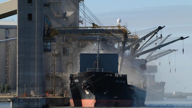 En una terminal portuaria se carga un barco para la exportación de granos. (@camaraaceites)