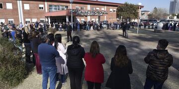 Abrazo del personal de salud del Hospital Materno Neonatal de Córdoba. (Ramiro Pereyra/La Voz)
