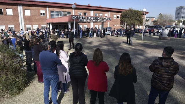 Abrazo del personal de salud del Hospital Materno Neonatal de Córdoba. (Ramiro Pereyra/La Voz)
