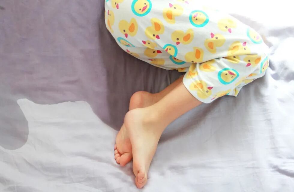 Qué es la enuresis: por qué hay niños y adolescentes que se hacen pis en la cama