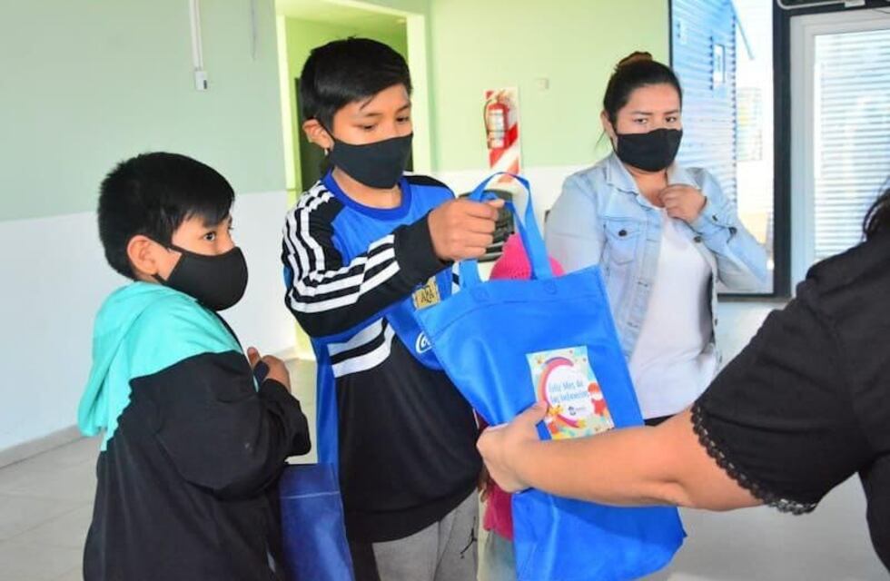 La Municipalidad entregó juguetes en el SUM de KyD
