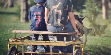 Jesús "Purpurina" reparte agua para ayudar en la economía del hogar.