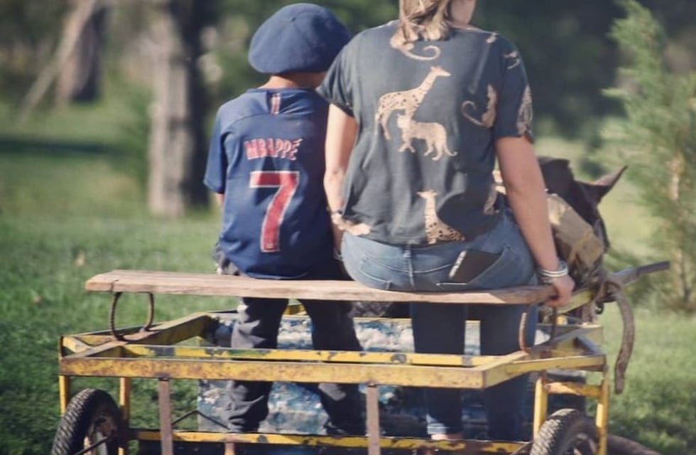 Purpurina, el pibe que reparte agua para ayudar en casa