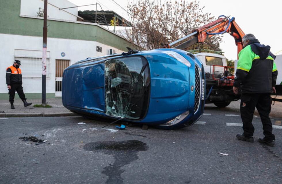 Tres personas resultaron heridas por un increíble accidente de tránsito en Rosario