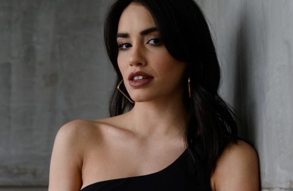 Lali Espósito rompe las redes posando con un look total black: cadenas, pantalón ajustado y un top