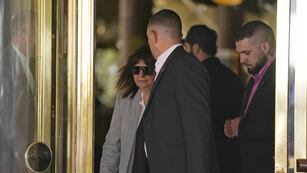 Patricia Bullrich, saliendo del hotel Libertador tras reunirse con Javier Milei (Foto: Clarín)