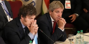 Javier Milei y el ministro de Economía, Luis Caputo. (Foto AP/Matilde Campodonico)