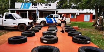Secuestran cargamento de cubiertas en Puerto Esperanza.