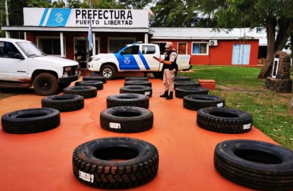 Secuestran cargamento de cubiertas en Puerto Esperanza