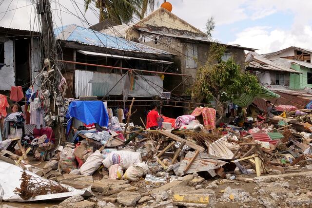 Los destrozos registrados por el paso del tifón Rai en las Filipinas. EFE/EPA/Angeli Cantillana.
