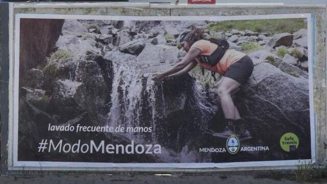 Los afiches que aparecieron en Santa Rosa, La Pampa, promocionando la provincia de Mendoza. Gentileza La Arena