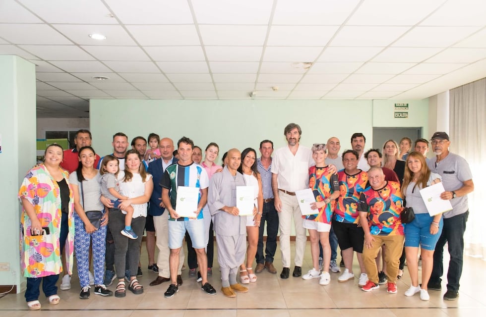 Cámara de Diputados de Entre Ríos: Giano entregó la personería jurídica a nuevas Asociaciones Civiles de Concordia