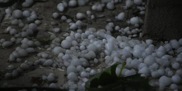 Una fuerte tormenta de granizo azotó al Gran Mendoza con abundante caída de agua.