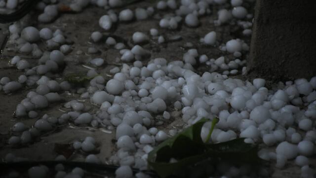 Una fuerte tormenta de granizo azotó al Gran Mendoza con abundante caída de agua.