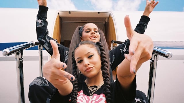 Emilia Mernes y Aleesha en "828"