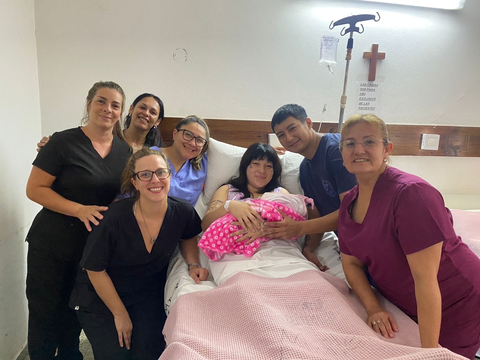 Hadda como su mamá, María Agustina Adriel, junto al equipo de Obstetricia, Ginecología y Enfermería del HC.