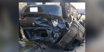 Escapaban en un auto robado y volcaron en Villa Urquiza.