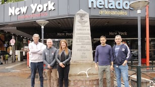 Tras 67 años, el Monolito Histórico volvió a su lugar originario en el centro de la ciudad