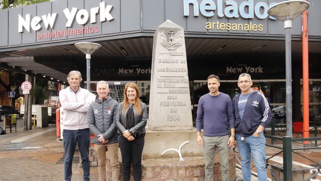 Tras 67 años, el Monolito Histórico volvió a su lugar originario en el centro de la ciudad